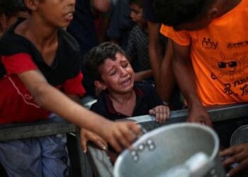 SEORANG kanak-kanak lelaki Palestin menangis selepas gagal menerima makanan panas daripada dapur amal di kem pelarian Nuseirat di Semenanjung Gaza.-AFP