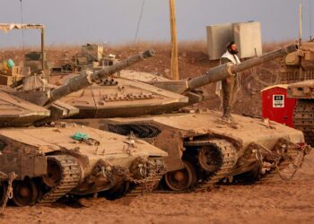 SEORANG askar berdoa di atas kereta kebal tentera Israel yang ditempatkan berhampiran sempadan Semenanjung Gaza. – AFP