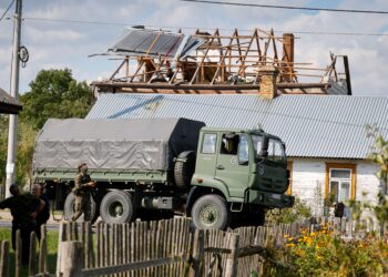 POLIS dan tentera memeriksa sebuah rumah yang musnah terkena serpihan dron Russia di perkampungan Wyryki-Wola, timur Poland. - AFP