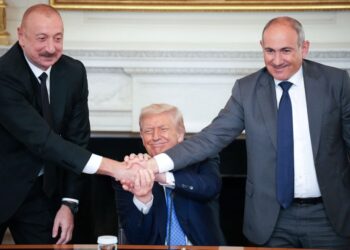 DONALD Trump (tengah) berganding tangan dengan Presiden Azerbaijan, Ilham Aliyev (kiri) dan Perdana Menter Armenia, Nikol Pashinyan semasa majlis di State Dining Room, Rumah Putih di Washington pada 8 Ogos lalu.-AFP