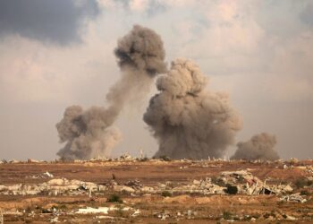 KEPULAN asap menjulang tinggi ketika tentera Israel mengebom kawasan di Gaza. - AFP