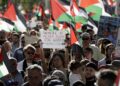 PENUNJUK perasaan memegang plakad ketika menyertai demonstrasi solidariti Palestin di Vienna, pada Sabtu lalu. – AFP