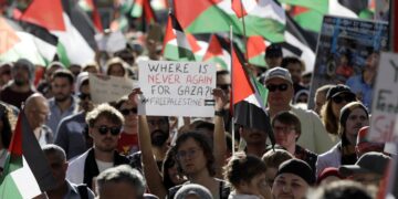 PENUNJUK perasaan memegang plakad ketika menyertai demonstrasi solidariti Palestin di Vienna, pada Sabtu lalu. – AFP