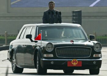 PIX 2 - XI Jinping memulakan pemeriksaan barisan tentera semasa perarakan bagi memperingati ulang tahun ke-80 kemenangan ke atas Jepun dan tamatnya Perang Dunia Kedua, di Dataran Tiananmen, Beijing, semalam.- AFP