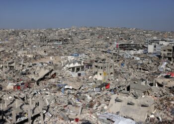 PEMANDANGAN udara menunjukkan kawasan kejiranan yang musnah akibat serangan Israel di kem pelarian Jabalia di utara Gaza.- AFP