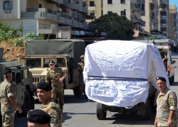 PASUKAN tentera Lubnan berkawal ketika sebuah trak sarat dengan senjata meninggalkan kem pelarian Palestin di Beddawi, berhampiran bandar utara Tripoli.-AFP