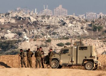 ASKAR Israel berkumpul di sebelah kenderan berperisan di sepanjang pagar sempadan dengan Semenanjung Gaza.- AFP