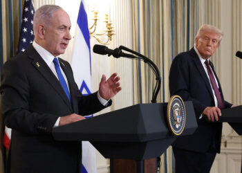 BENJAMIN Netanyahu bercakap dalam sidang akhbar sambil diperhatikan Donald Trump di Rumah Putih, Washington. – AFP