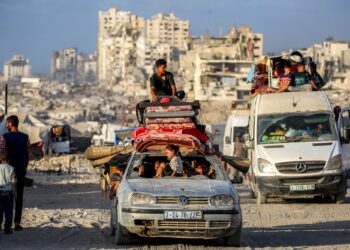 RAKYAT Palestin membawa barangan peribadi mereka menaiki kenderaan ketika berpindah ke arah selatan dari Gaza City, kelmarin.- AFP
