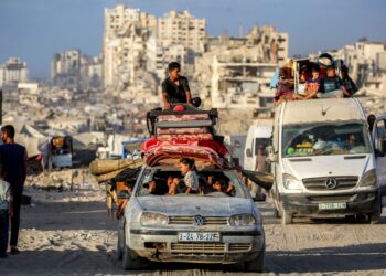 RAKYAT Palestin membawa barangan peribadi mereka menaiki kenderaan ketika berpindah ke arah selatan dari Gaza City.- AFP