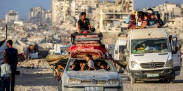 RAKYAT Palestin membawa barangan peribadi mereka menaiki kenderaan ketika berpindah ke arah selatan dari Gaza City.- AFP