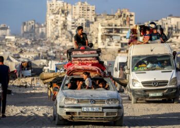 RAKYAT Palestin membawa barangan peribadi mereka menaiki kenderaan ketika berpindah ke arah selatan dari Gaza City.- AFP
