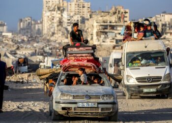RAKYAT Palestin membawa barangan peribadi mereka menaiki kenderaan ketika berpindah ke arah selatan dari Gaza City.- AFP