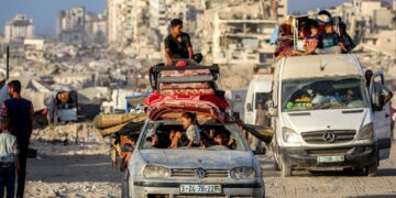 RAKYAT Palestin membawa barangan peribadi mereka menaiki kenderaan ketika berpindah ke arah selatan dari Gaza City.- AFP