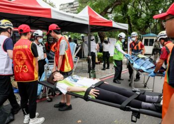 ORANG ramai menyertai latihan keselamatan besar-besaran sebagai persediaan menghadapi ancaman China di Taipei, Taiwan pada Julai lalu. - AFP