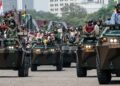 ANGGOTA Tentera Nasional Indonesia ditempatkan di Jakarta bagi mengawal situasi daripada memburuk. – AFP