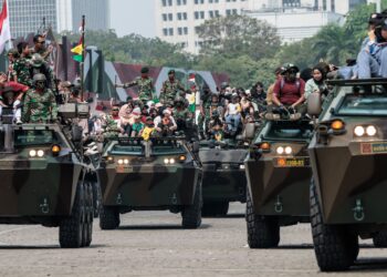 ANGGOTA Tentera Nasional Indonesia ditempatkan di Jakarta bagi mengawal situasi daripada memburuk. – AFP