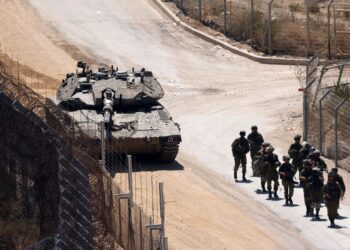 TENTERA Israel melakukan rondaan di pagar sempadan dengan Syria berdekatan perkampungan Druze di Majdal Shams di Dataran Tinggi Golan.-AFP