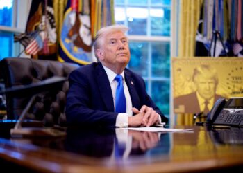 DONALD Trump menjawab soalan wartawan ketika menandatangani perintah eksekutif memperkenalkan kad emas serta yuran baharu visa H-1B di Pejabat Oval di Rumah Putih. – AFP