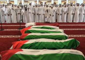 BARISAN pemimpin Qatar menunaikan solat jenazah beberapa anggota Hamas yang maut dalam serangan Israel di Doha pada 11 September lalu. – AFP