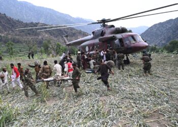 PASUKAN kecemasan memindahkan penduduk yang cedera akibat gempa bumi di Nurgal, Afghanistan. – AFP