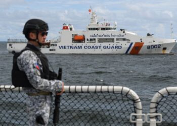 ANGGOTA Pasukan Pengawal Pantai Filipina berkawal di atas kapal Gabriela Silang ketika sebuah kapal Pengawal Pantai Vietnam belayar melintasi semasa latihan maritim bersama di perairan Bataan dalam Laut China Selatan. – AFP
