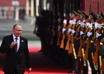 PRESIDEN Russia, Vladimir Putin memeriksa perbarisan tentera China di Beijing pada 3 September lalu. – AFP