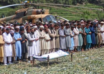 PENDUDUK Afghanistan menunaikan solat jenazah bagi mangsa gempa bumi di kampung Mazar Dara, daerah Nurgal, wilayah Kunar, di timur Afghanistan.-AFP