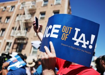 PENUNJUK perasaan memegang papan tanda bertulis ‘ICE Out of LA’ pada sidang media bersama pemimpin komuniti pendatang di luar Home Depot di Los Angeles, California, kelmarin.- AFP