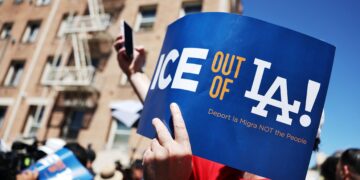 PENUNJUK perasaan memegang papan tanda bertulis ‘ICE Out of LA’ pada sidang media bersama pemimpin komuniti pendatang di luar Home Depot di Los Angeles, California, kelmarin.- AFP