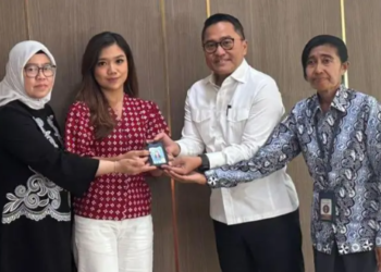 DIANA Valencia (dua dari kiri) menerima semula kad medianya selepas ditarik kerajaan susulan pertanyaan kontroversi kepada Presiden Indonesia. – AGENSI