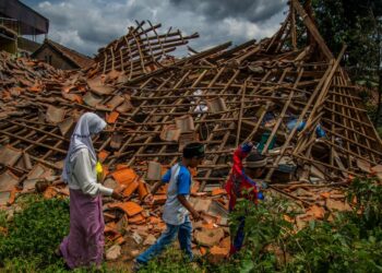 INDONESIA kerap merekodkan ribuan gempa setiap tahun kerana kedudukannya yang terletak di beberapa plat tektonik.- AFP
