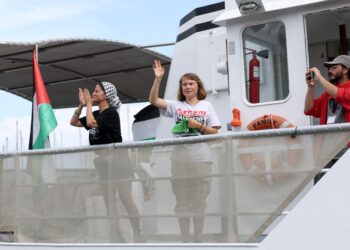 GRETA Thunberg (baju putih) berlepas dari Barcelona dengan Global Sumud Flotilla dalam misi menghantar bantuan kemanusiaan ke Gaza. – AFP