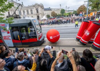 TRAM pasukan Perancis bersaing dalam Kejohanan Dunia Pemandu Tram 2025 di hadapan Dewan Bandar Raya Vienna, Austria.-AFP