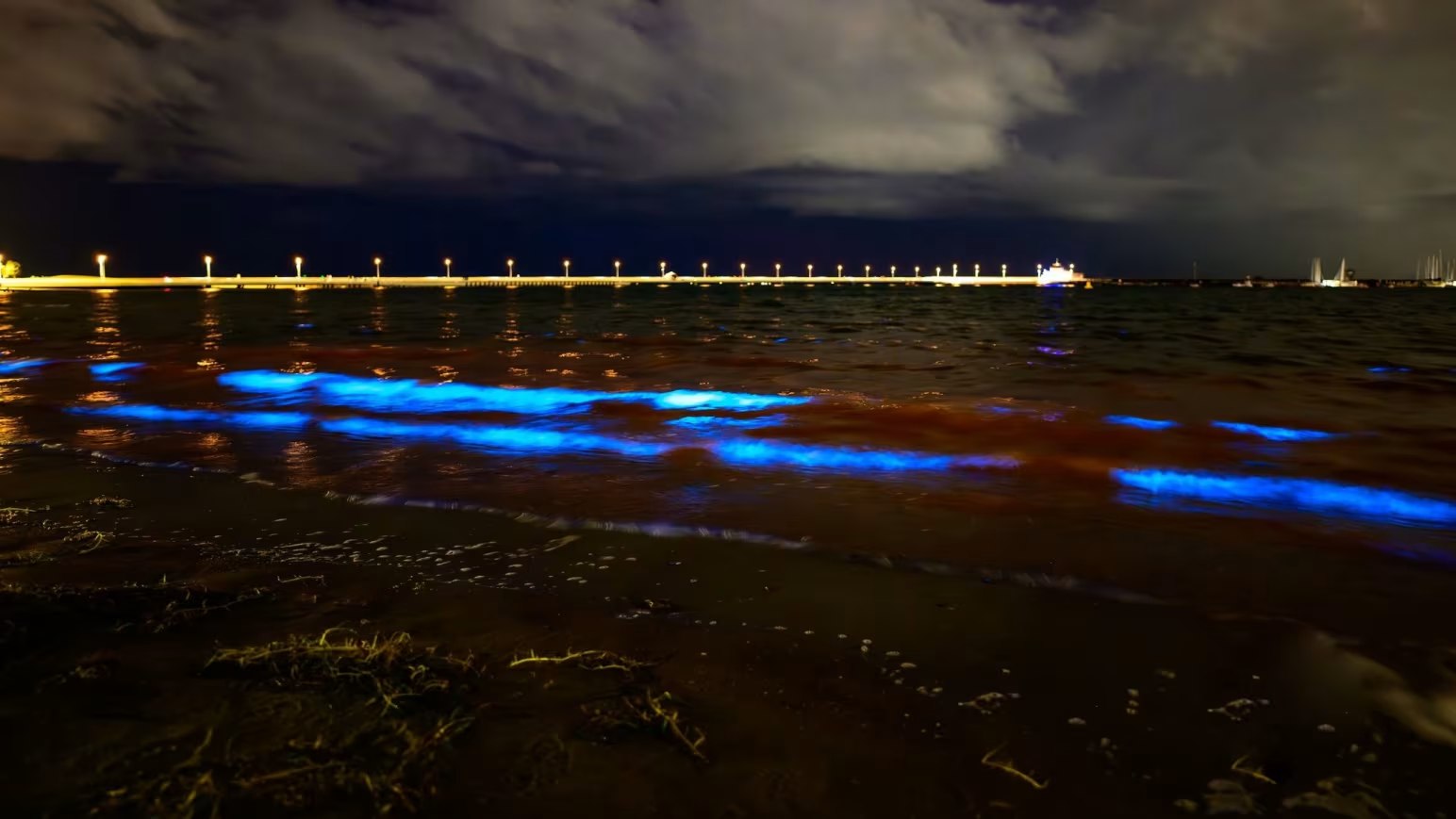 34 1 pantai berkilau