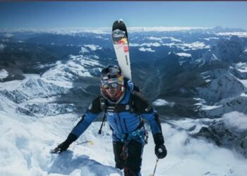 ANDRZEJ Bargiel jadi individu pertama di dunia menuruni Gunung Everest menggunakan ski.  – AGENSI