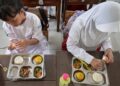 MURID di sebuah sekolah rendah di Jakarta sedang menikmati hidangan yang disediakan menerusi program makanan percuma kerajaan.- AFP