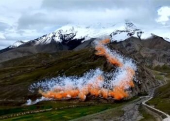 TANGKAP layar video menunjukkan bunga api dipasang di kaki pergunungan Himalaya. – AGENSI