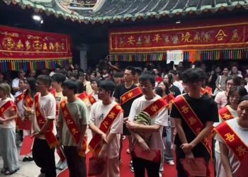 PENDUDUK kampung yang berjaya melanjutkan pelajaran ke peringkat PhD diraikan dalam satu majlis penyampaian biasiswa besar-besaran di sebuah dewan di Kampung Pengdao di wilayah Fujian, China.-AGENSI