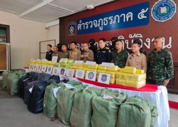 POLIS Thailand merampas lebih 3.7 juta pil methamphetamine dan 100 kg syabu yang disorok dalam trak pikap berisi kubis.- AGENSI