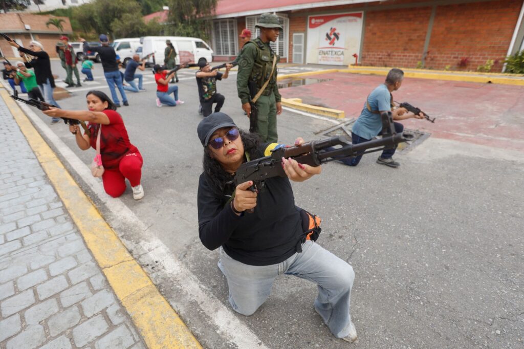 Venezuela latih orang awam hadapi ancaman AS 1 34 2 venezuela drill pix