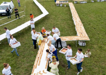 PENDUDUK menyusun strudel untuk mencipta rekod dunia di kampung Jaskovo, Croatia. – AGENSI
