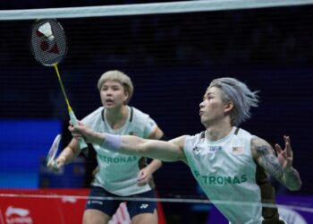Chen Tang Jie-Toh Ee Wei ketika beraksi perlawanan akhir China Masters di Shenzen Arena hari ini. - AFP