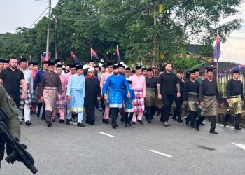 TUNKU Mahkota Ismail, Tunku Iskandar dan Onn Hafiz menyertai perarakan sambutan Maulidur Rasul peringkat negeri Johor di Kluang.
