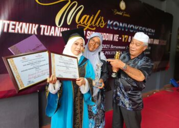 NUR Shafinaz Mohd. Noor, 25, (kiri) bersama ibu dan bapanya selepas menerima Anugerah Kecemerlangan Khas pada sidang pertama Konvokesyen PTSS kali ke-17 di Arau, Perlis.-UTUSAN/SYED AZLAN SAYID HIZAR