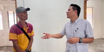 ATAN Mohamad (kiri) dan Syed Hussein melihat keadaan rumah di Rumah Pangsa Haji Manan yang akan menjadi tempat tinggal baharu untuk Atan.
