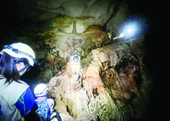 LALUAN gelap adalah antara cabaran dalam ekspedisi amal membantu pesakit kanser di Gua Kota Gelanggi di Jerantut, Pahang.