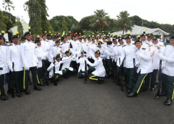 PEGAWAI Kadet Palapes Unimap meraikan pentauliahan sebagai Leftenan Muda pada Istiadat Pentauliahan Diraja Pegawai Kadet PALAPES UA Ke-43 di UPM, Serdang, Selangor baru-baru ini-UTUSAN