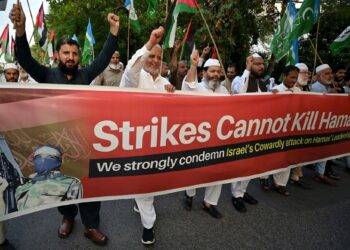 AKTIVIS daripada parti Jamaat-e-Islami Pakistan berarak sambil memegang sepanduk membantah serangan udara Israel terhadap pemimpin Hamas di Qatar, dalam protes di Islamabad pada Rabu lalu.- AFP