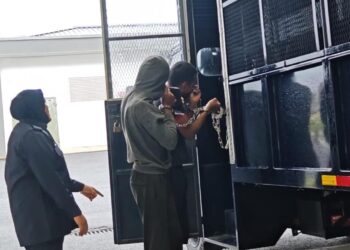 KEDUA-dua tertuduh dibawa ke mahkamah bagi
menghadapi pertuduhan mencuri kabel milik Telekom Malaysia pada Sabtu lalu di Kompleks Mahkamah Kangar, Perlis hari ini. -UTUSAN/ASYRAF MUHAMMAD